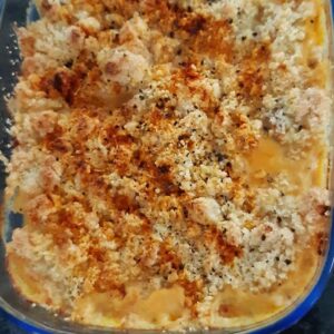 low-carb chicken and leek crumble close up image